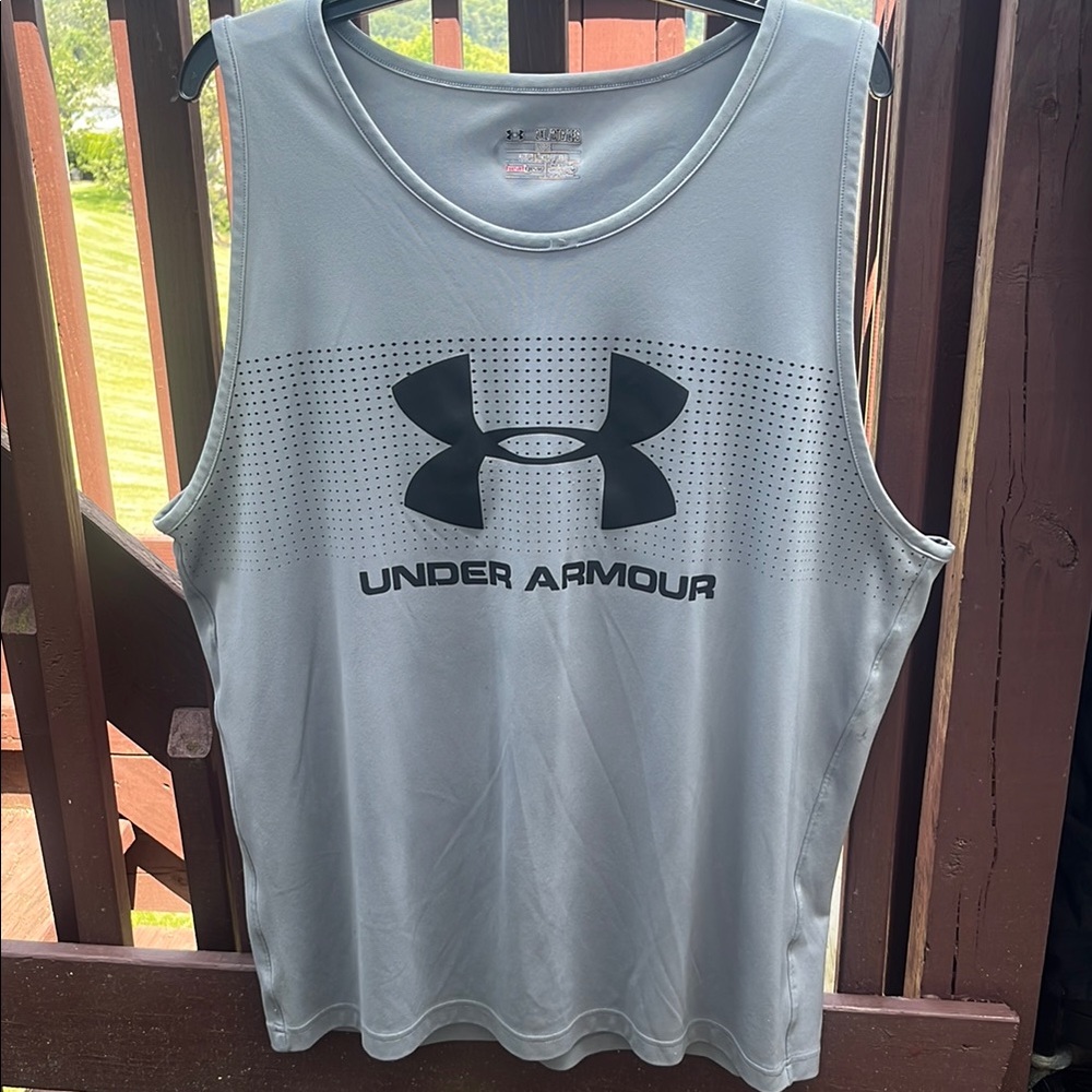 Under Armour Gray and black Sleeveless Tee, excellent condition!
